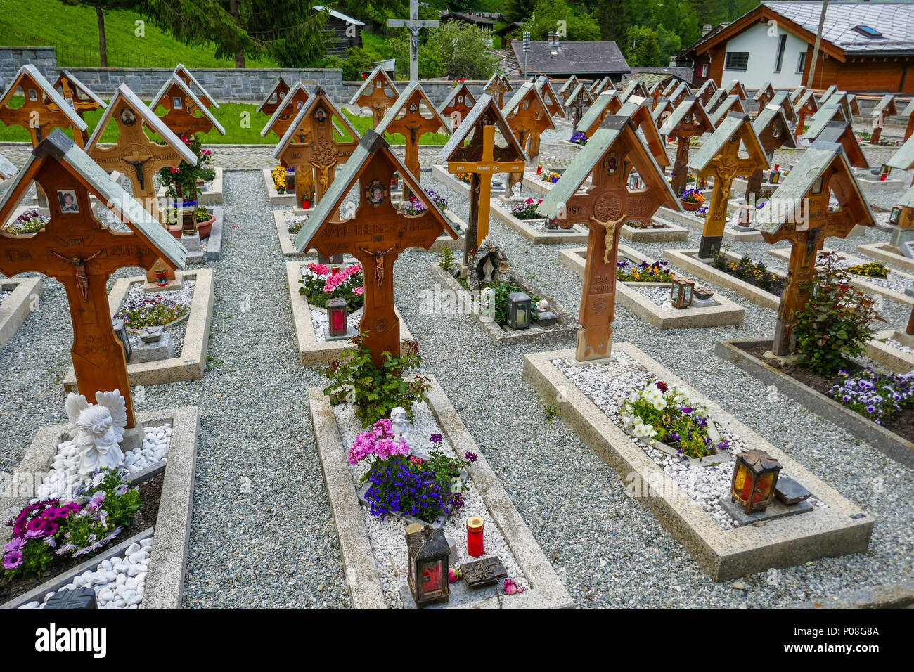 Friedhof mit Holzkreuzen, Kerzen und Blumen, Randa, Schweiz, Schweizer  Alpen, Wallis, in der Nähe von Zermatt Stockfotografie - Alamy