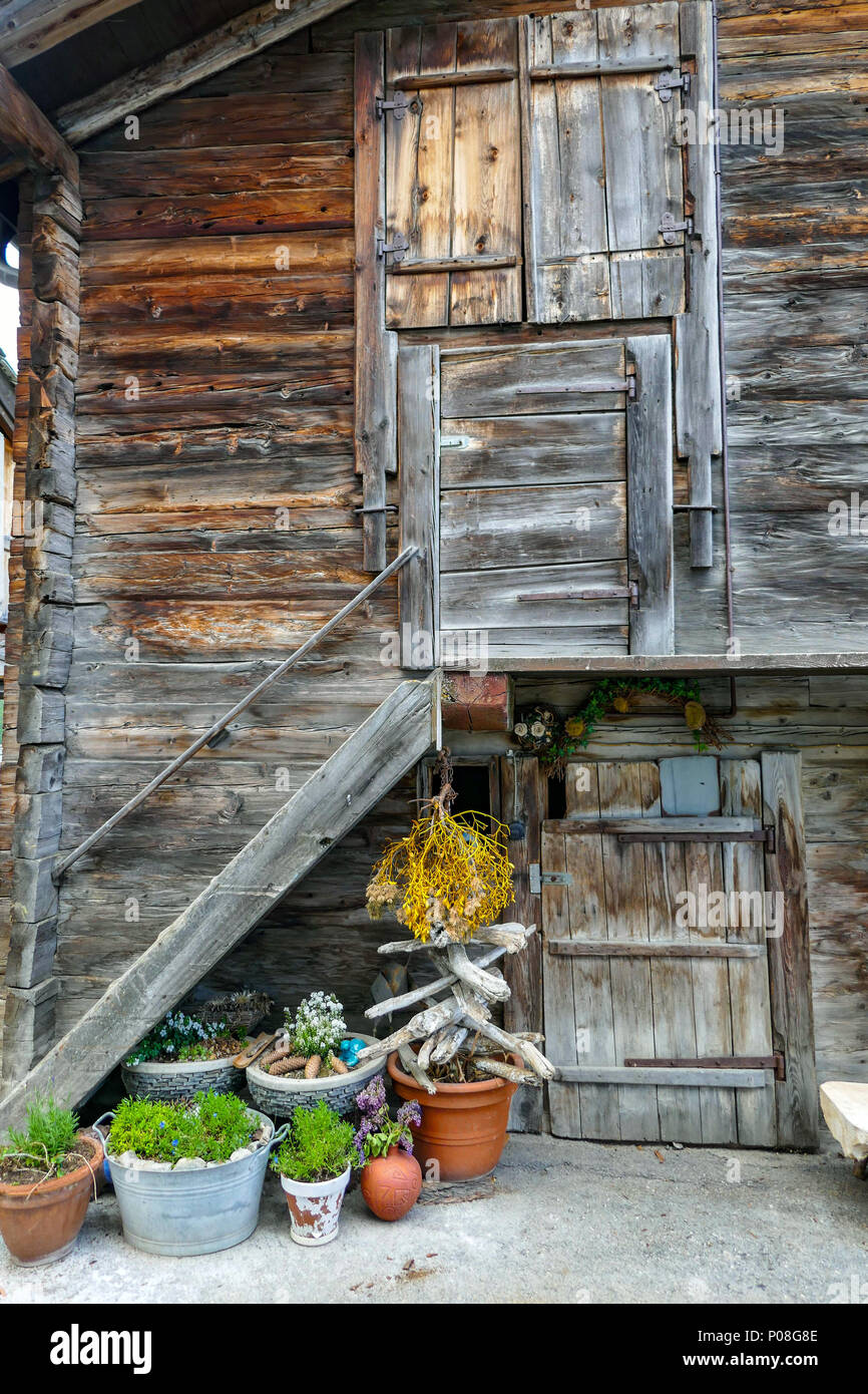 Holz- Scheune mit Schritte, Türen und Blumentöpfe, Randa, Schweiz,  Schweizer Alpen, Wallis, in der Nähe von Zermatt Stockfotografie - Alamy