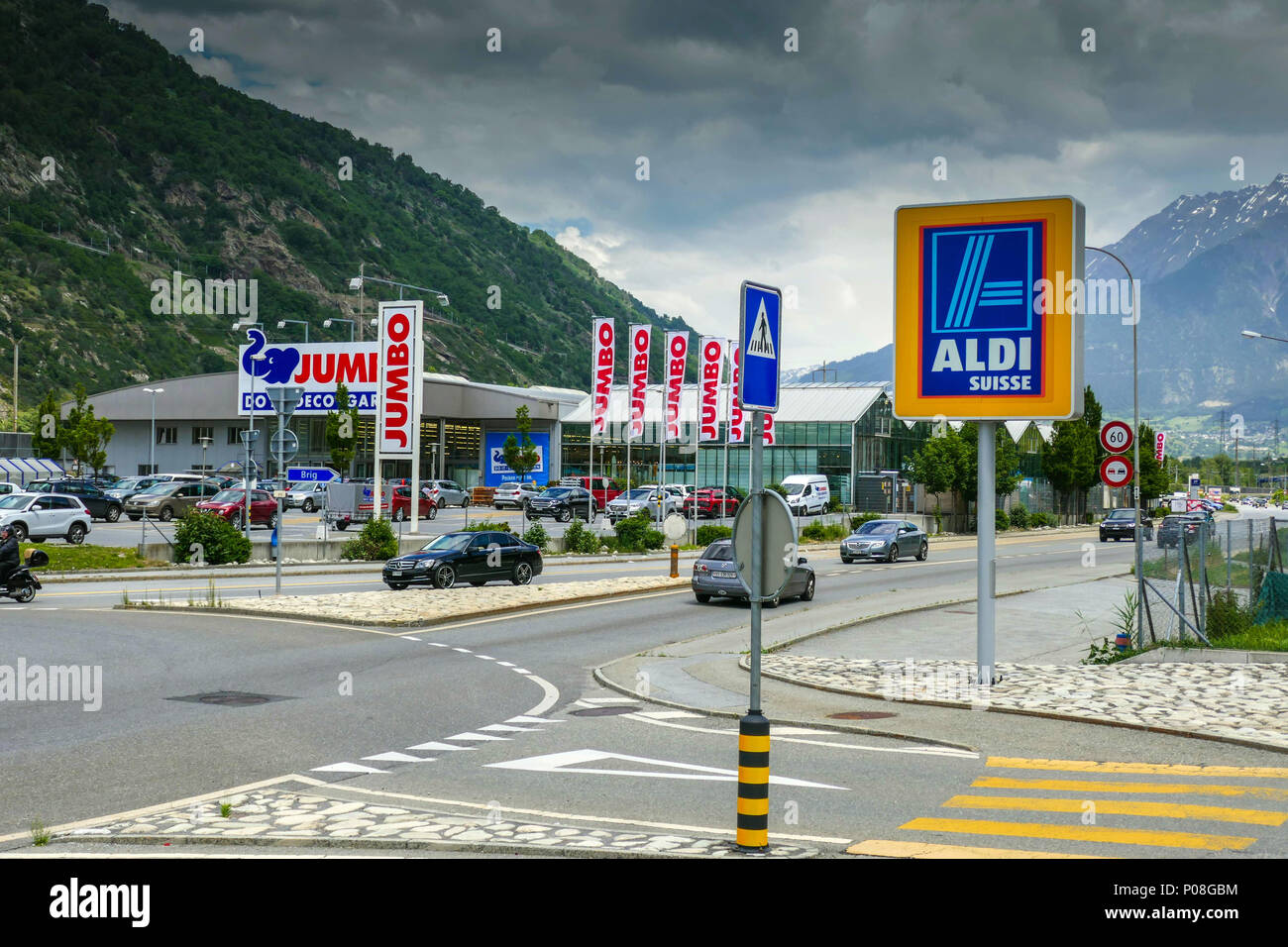 Aldi Suisse und Jumbo Geschäfte, günstige Geschäfte, Visp, Schweiz  Stockfotografie - Alamy