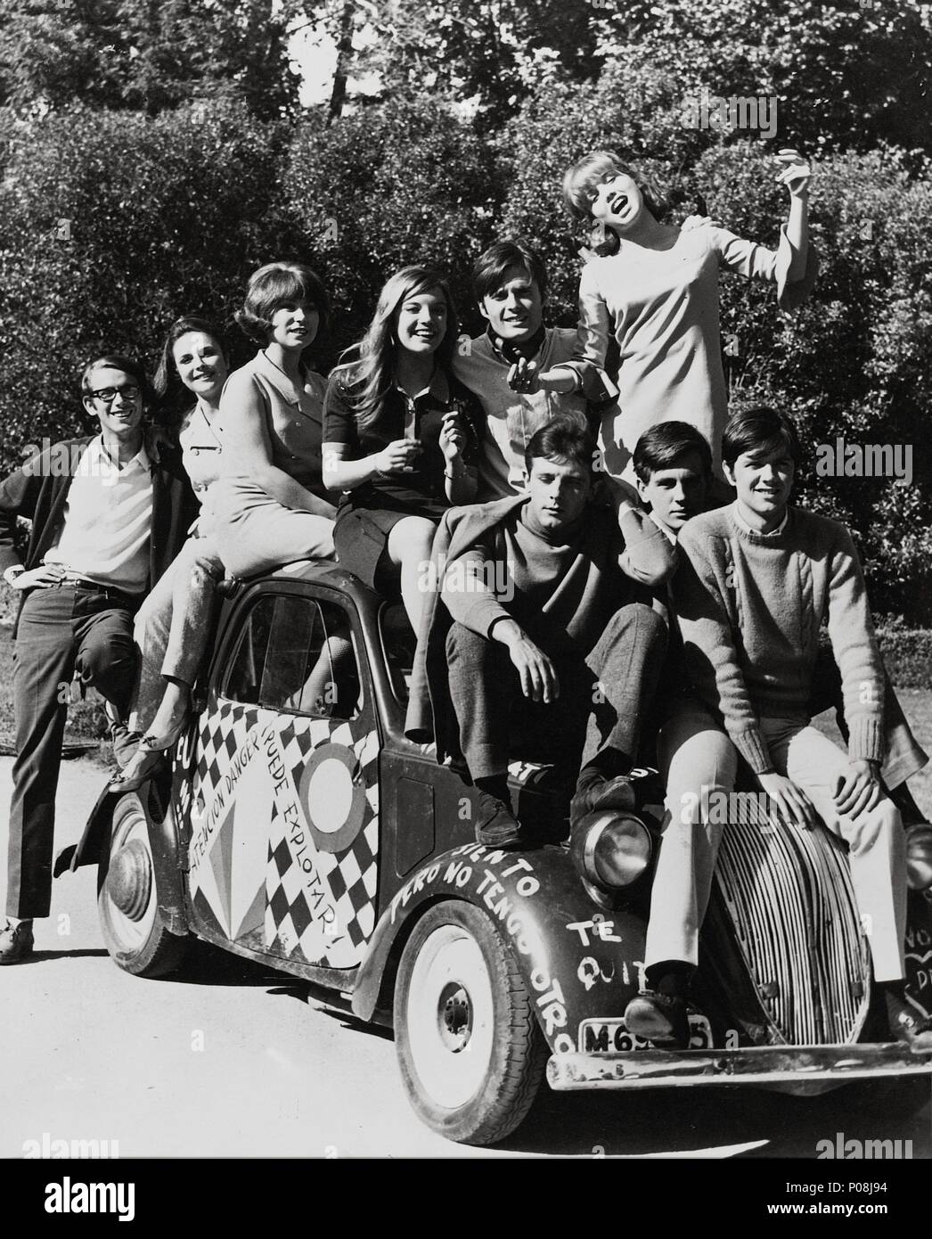 Original Film Titel: LOS CHICOS DEL PREU. Englischer Titel: LOS CHICOS DEL PREU. Regisseur: PEDRO LAZAGA. Jahr: 1967. Stars: EMILIO GUTIÉRREZ CABA; KARINA. Credit: PEDRO MASO P.C. /Album Stockfoto