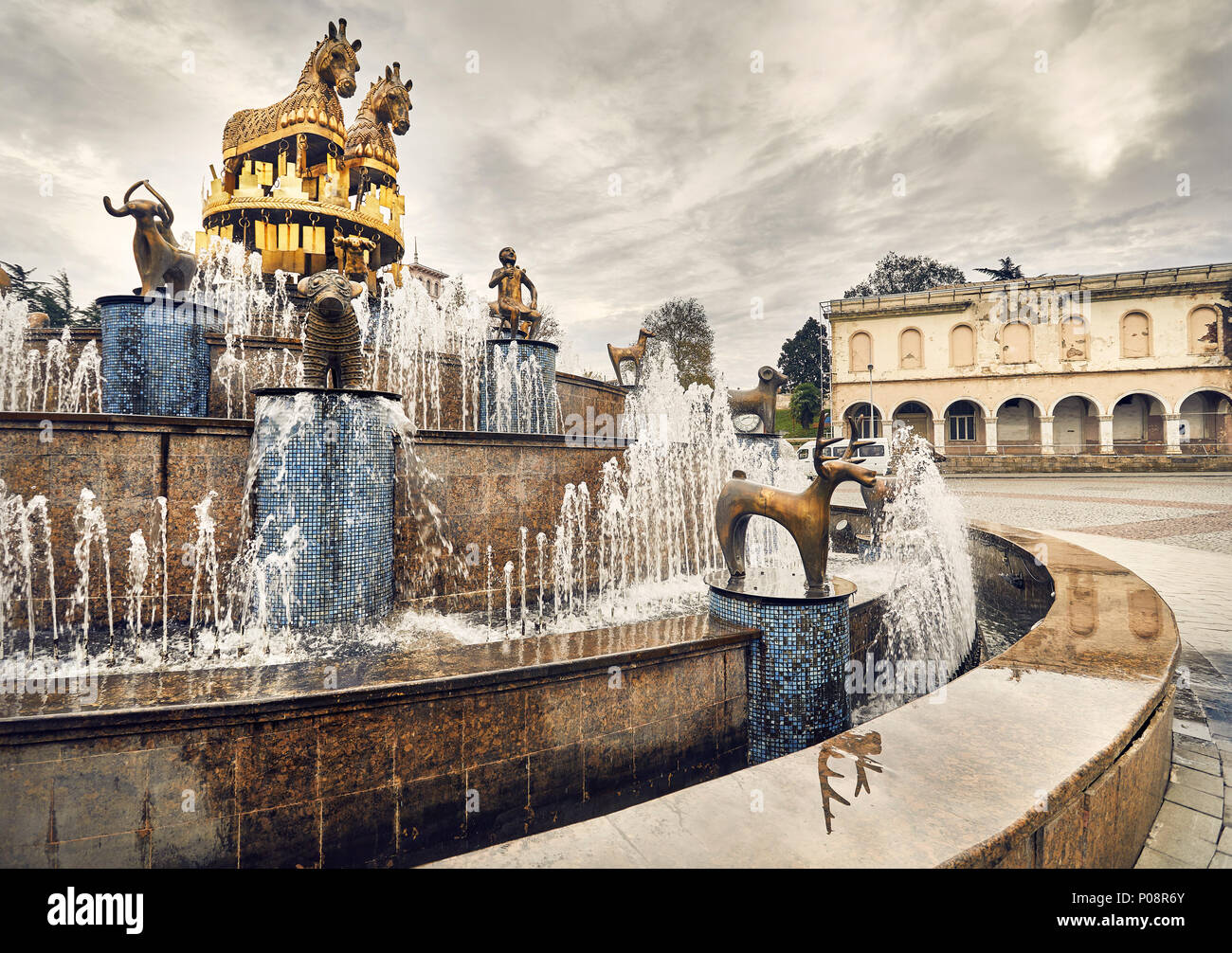 Kolkhida Brunnen mit goldenen Pferdestatuen auf dem zentralen Platz von Kutaisi, Georgien, Europa. Stockfoto