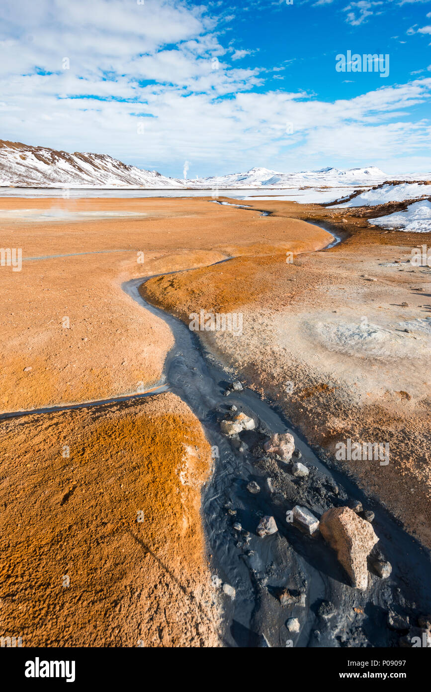 Windungen des Flusses in der geothermischen Bereich Hverarönd, auch Hverir oder Namaskard, an der Rückseite dampfenden Frühling, Norden Islands Stockfoto