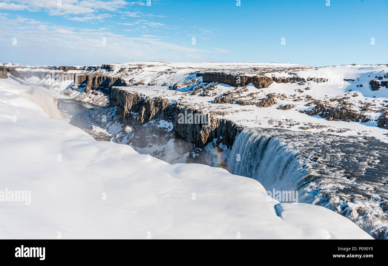 Verschneite Landschaft, Schlucht, Canyon mit fallenden Wassermassen Wasserfall Dettifoss, im Winter, Northern Island, Island Stockfoto