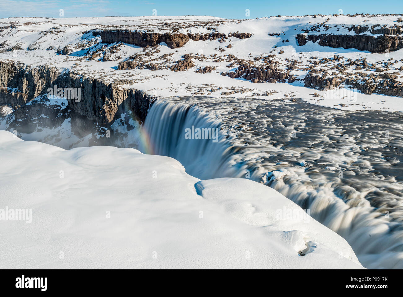 Verschneite Landschaft, Schlucht, Canyon mit fallenden Wassermassen Wasserfall Dettifoss, im Winter, Northern Island, Island Stockfoto