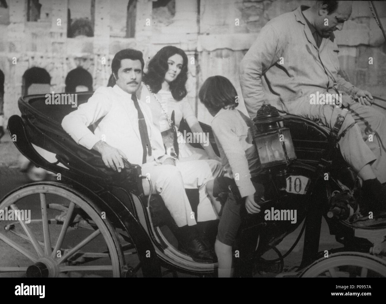 Original Film Titel: COSE DI Cosa Nostra. Englischer Titel: GANG WAR. Regisseur: STENO. Jahr: 1971. Stars: PAMELA TIFFIN; CARLO GIUFFRE. Stockfoto