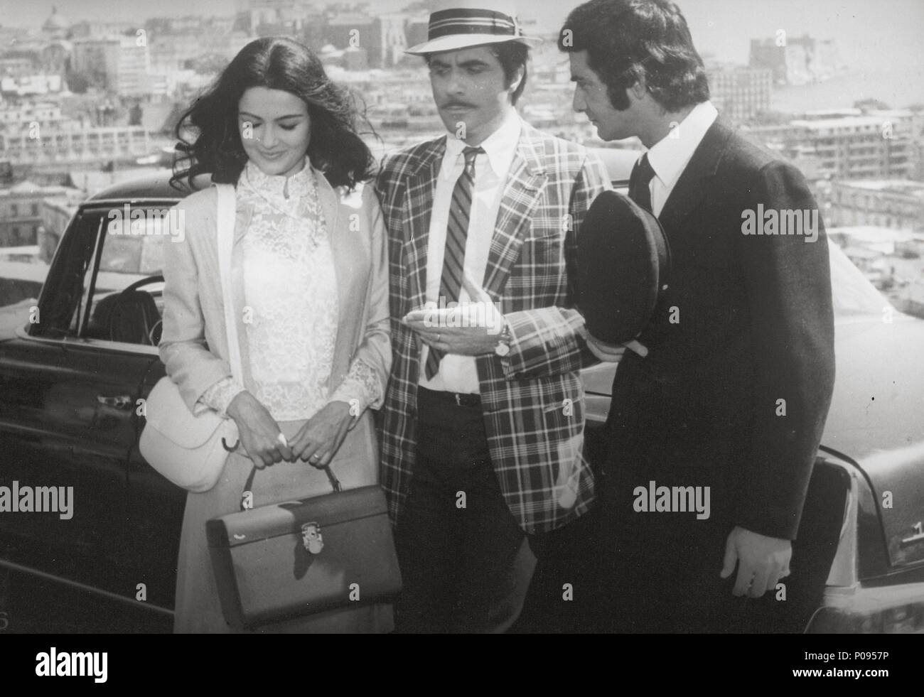 Original Film Titel: COSE DI Cosa Nostra. Englischer Titel: GANG WAR. Regisseur: STENO. Jahr: 1971. Stars: PAMELA TIFFIN; CARLO GIUFFRE. Stockfoto