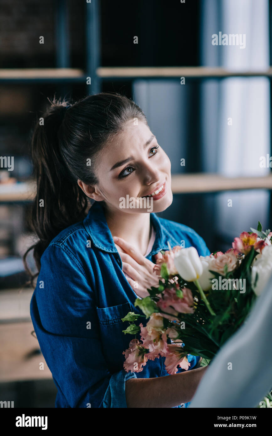 Junge Frau vorgibt, Blumen aus Laie doll, perfekte Beziehung Traum Konzept zu erhalten Stockfoto