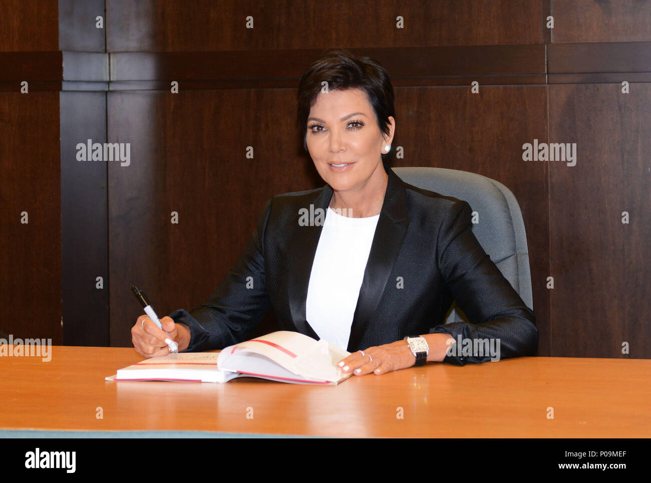 Kris Jenner Autogrammstunde im Barnes & Noble an der Waldung in Los Angeles. Stockfoto