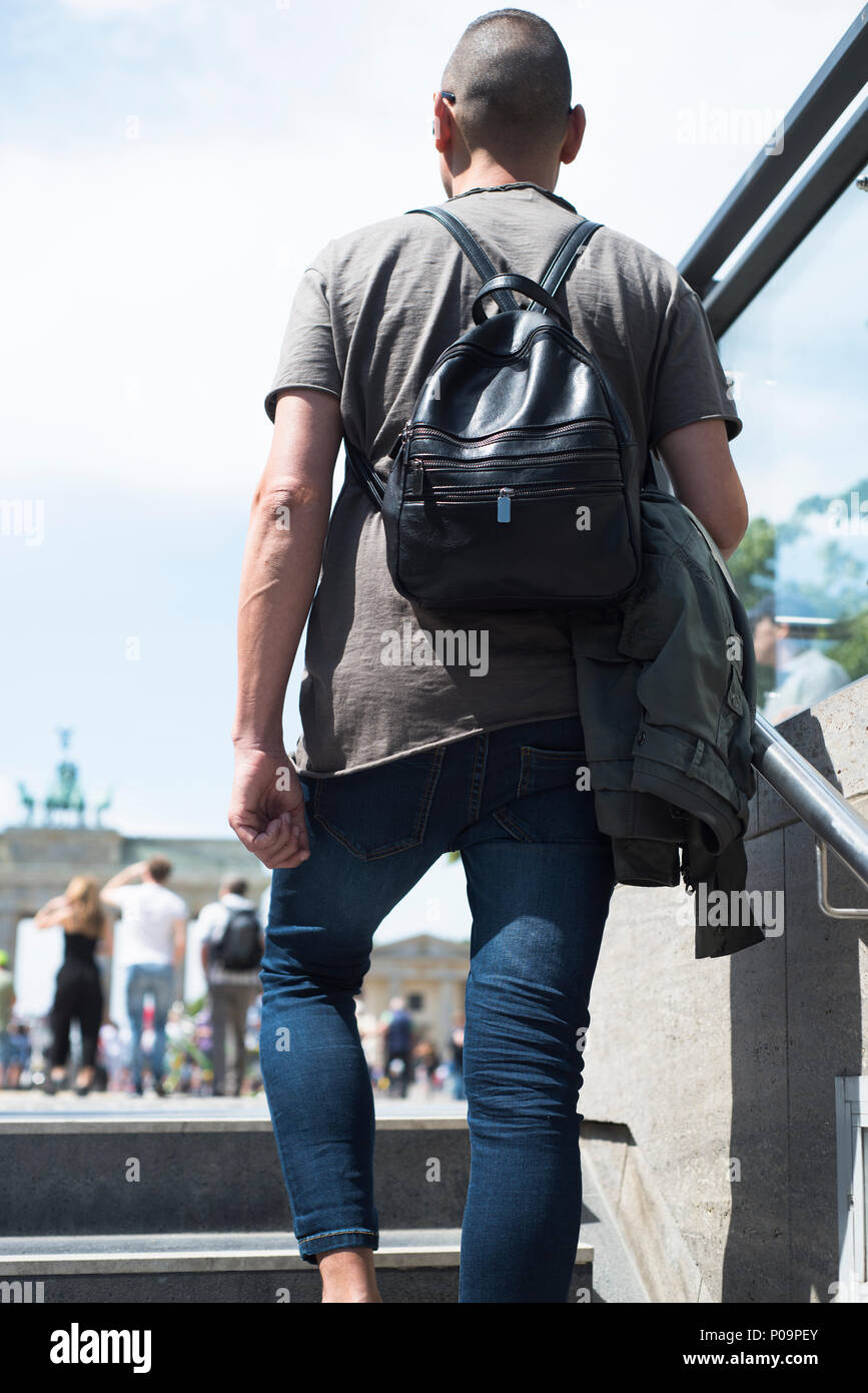 Nahaufnahme eines jungen kaukasischen Mann, von hinten gesehen, so dass eine U-Bahn Station oder eine Tiefgarage in Berlin, Deutschland, vor dem beliebten Bra Stockfoto