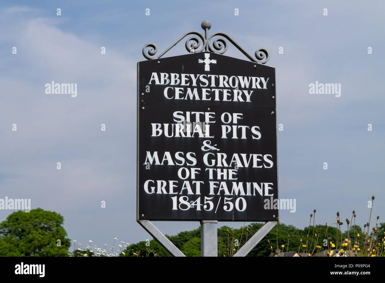 Irische Hungersnot Grabstätte mit Gedenktafeln an abbeystrewry Friedhof Skibbereen, Irland. Stockfoto