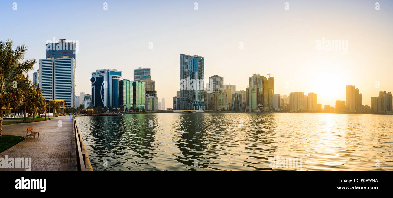 Herrlichen Blick auf den Sonnenuntergang von Sharjah waterfront Stadtbild in VAE Stockfoto