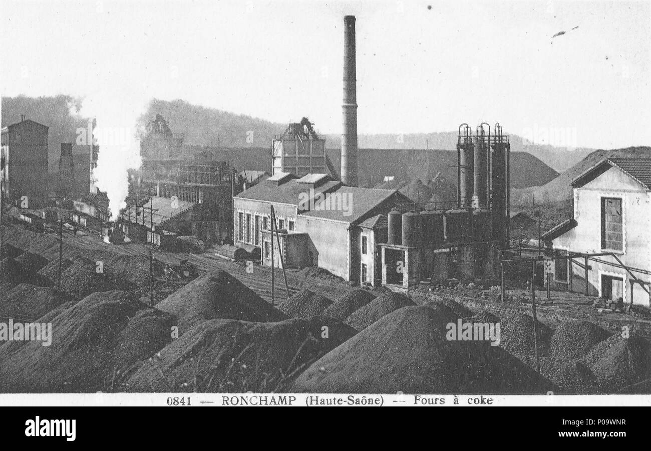 . Français: De gauche à Droite: Le grand bâtiment Du Lavoir avec son Château d'Eau, la Cokerie, les Deux trémies des bâtiments et le sous-produits. . Entre-deux-guerres. Unbekannt 51 Installationen du Chanois Stockfoto