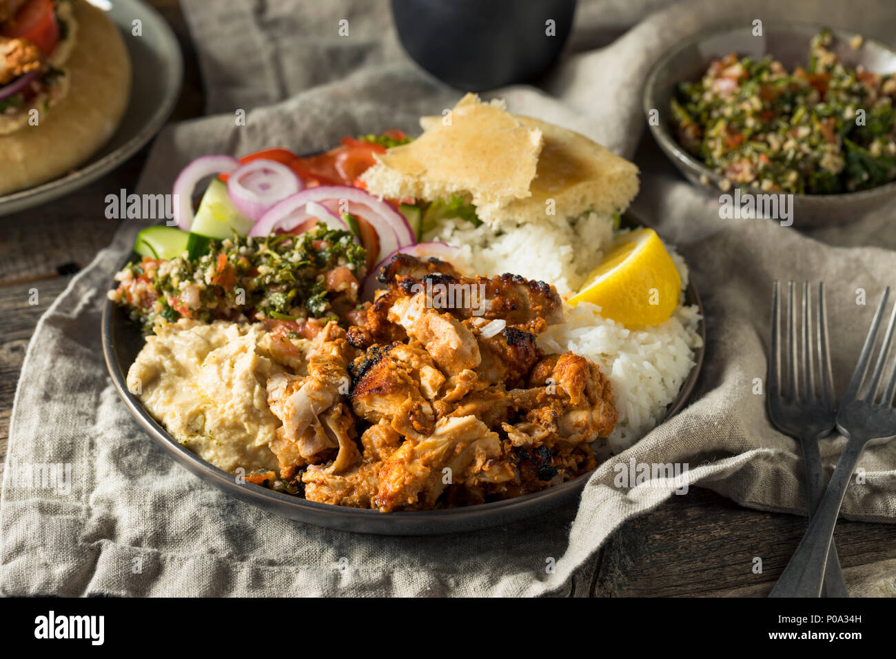 Hausgemachter Döner Teller mit Hummus Reis und Pita Stockfoto