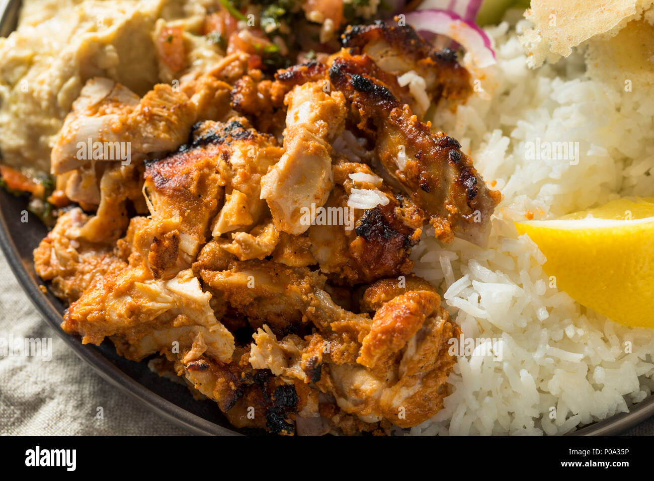 Hausgemachter Döner Teller mit Hummus Reis und Pita Stockfoto