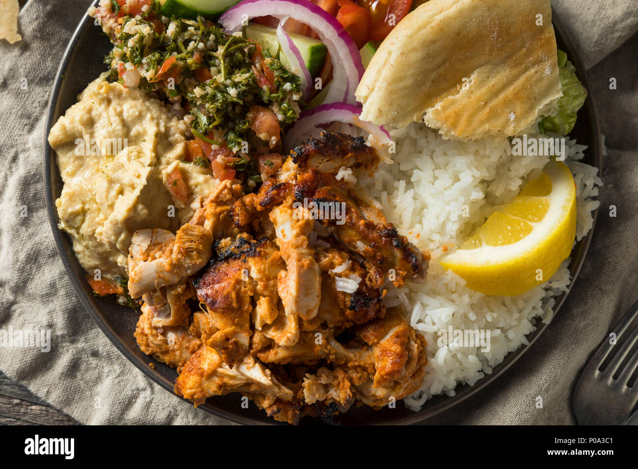 Hausgemachter Döner Teller mit Hummus Reis und Pita Stockfotografie - Alamy