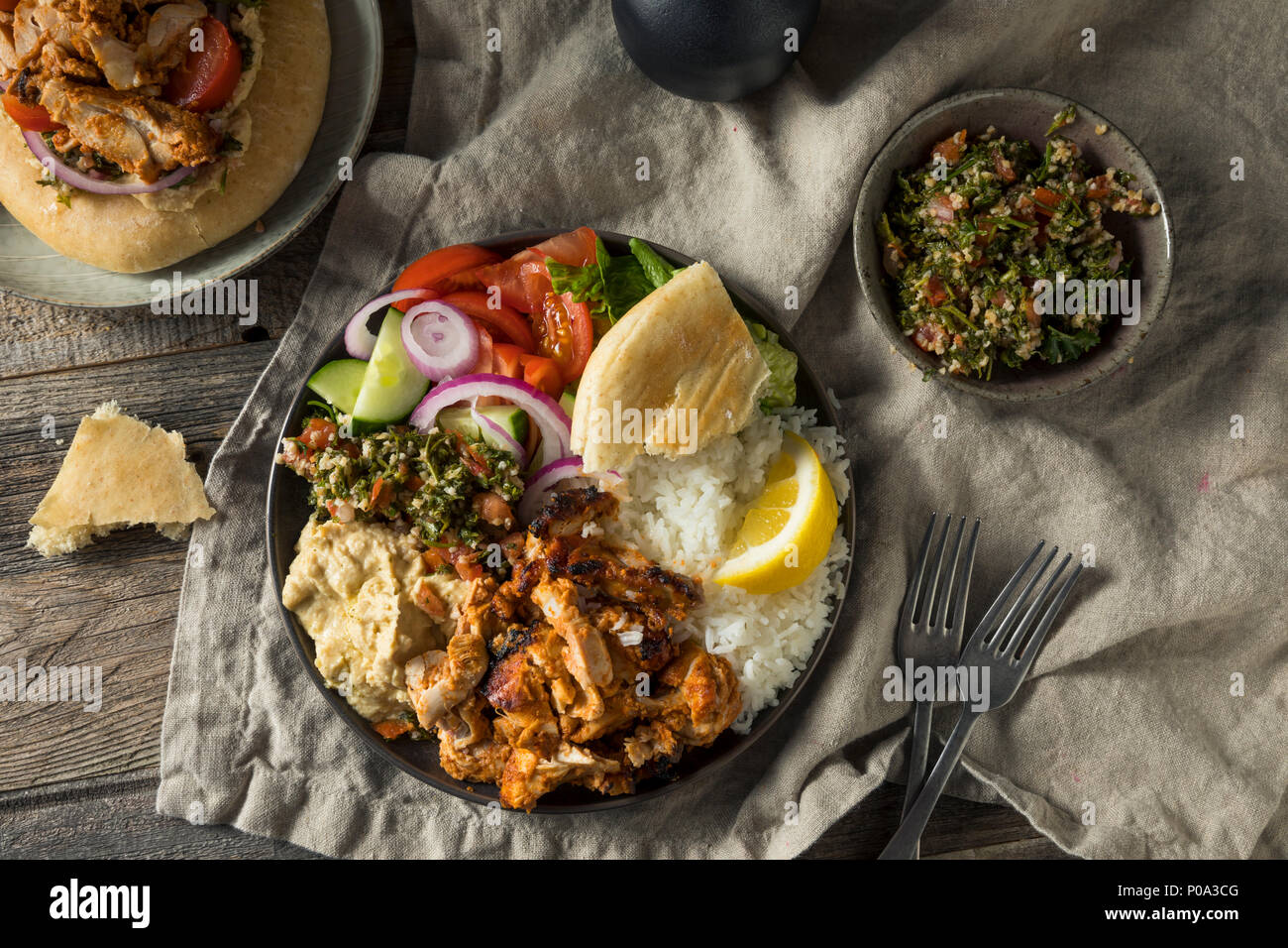 Hausgemachter Döner Teller mit Hummus Reis und Pita Stockfoto