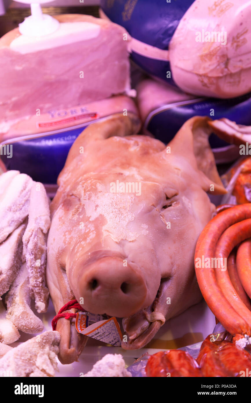 Eine geschlachtete Schweine Kopf auf einem Metzger Fleisch in Bilbao Marktstand. Stockfoto