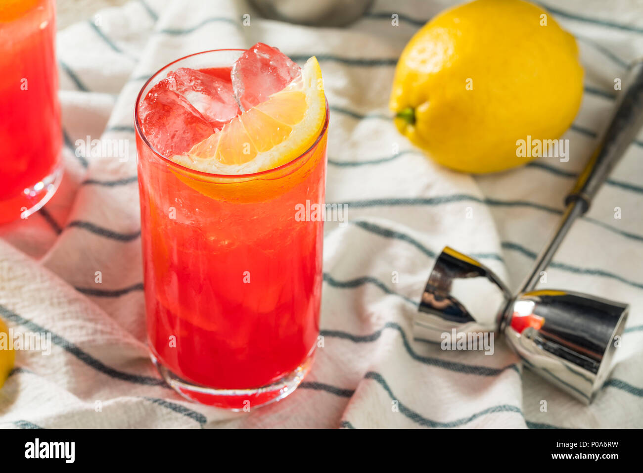 Hausgemachte Sloe Gin Fizz mit Zitronensaft Stockfoto