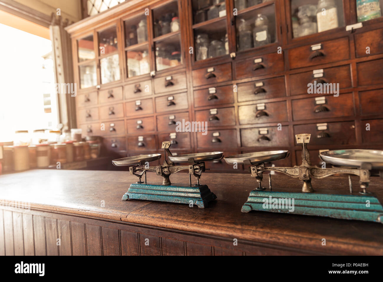 Vor der traditionellen asiatischen alte Kräuterladen oder Pflanzliche Apotheke Stockfoto