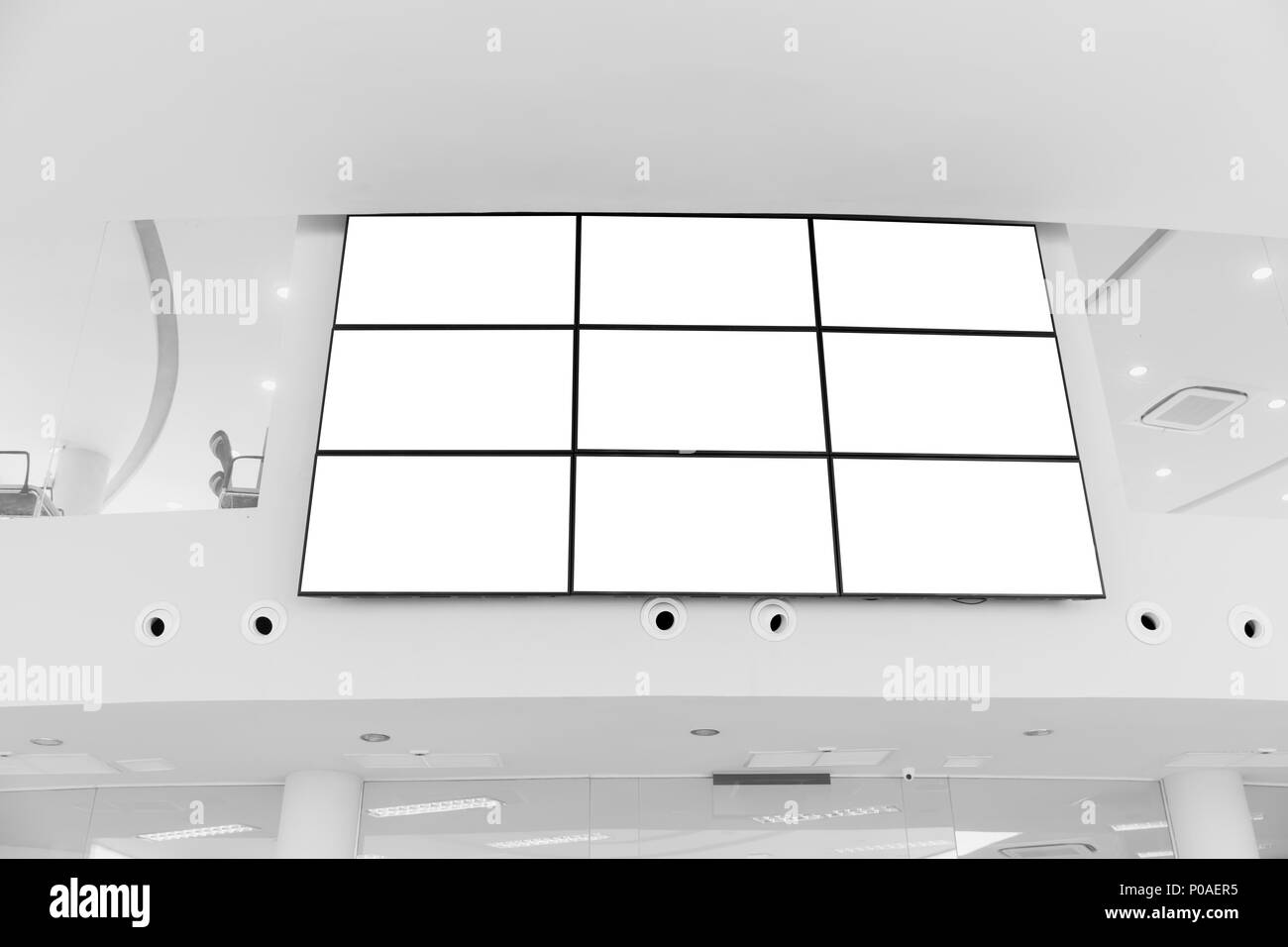 Video Wall LED-Bildschirm Array Setup installation Reklametafeln indoor Büro Halle Stockfoto