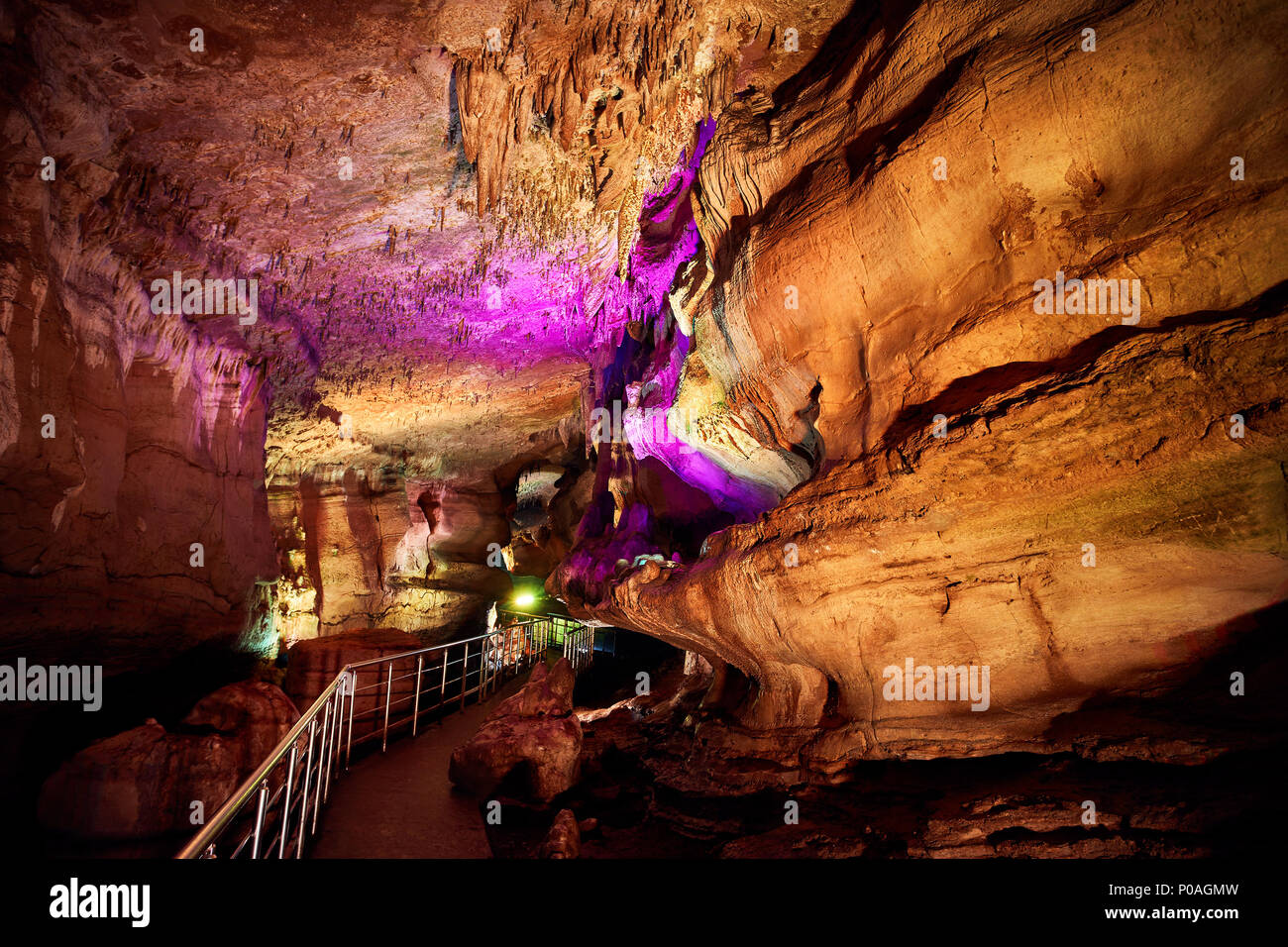 Unterirdische Höhle Sataplia mit bunten Beleuchtung in Kutaissi, Georgien Stockfoto