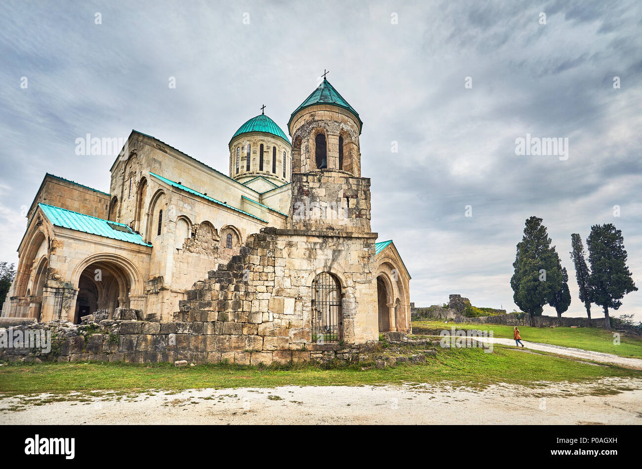 Frau zu Fuß von der Kapelle Turm von bagrati Kirche bei bedecktem Himmel in Kutaissi, Georgien Stockfoto