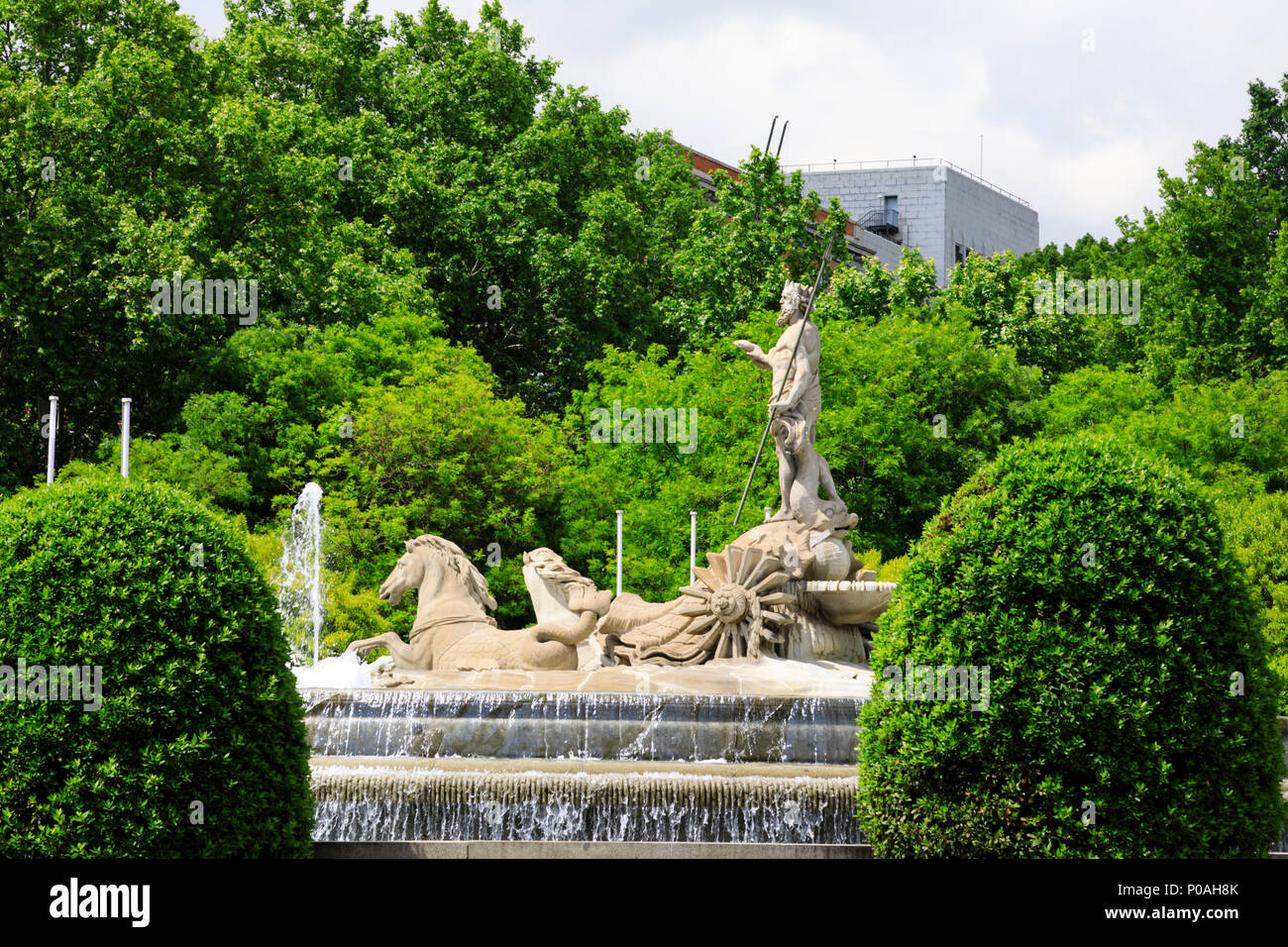 Fuente Neptuno, Neptunbrunnen am Kreisverkehr an der Plaza de la Lealtad und Plaza Canovas Del Castillo, Madrid, Spanien. Mai 2018 Stockfoto