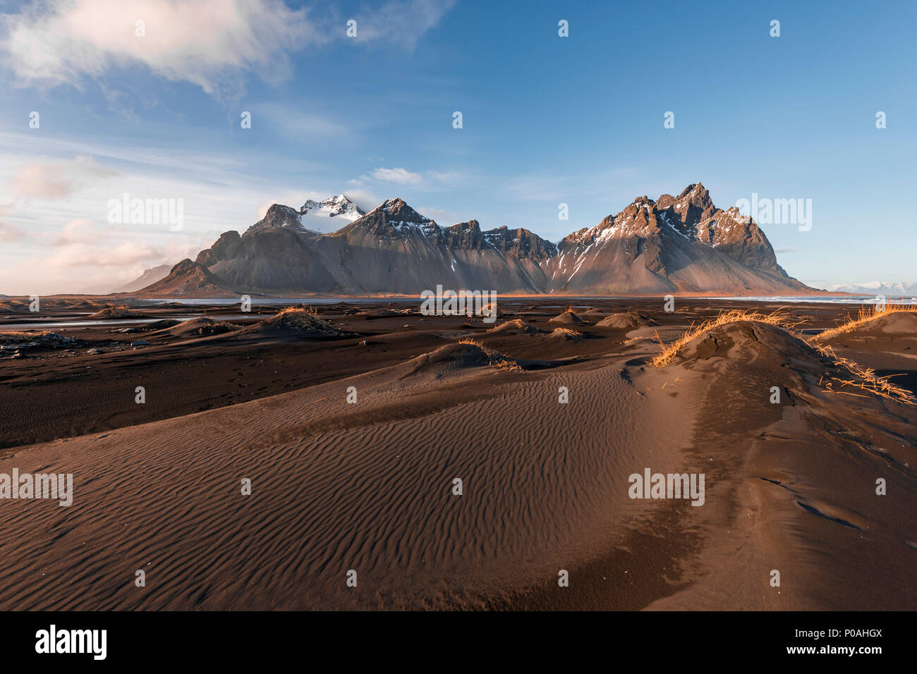 Abendstimmung am langen lavastrand, schwarzen Sandstrand, Dünen bedeckt mit trockenem Gras, Berge Klifatindur Stockfoto