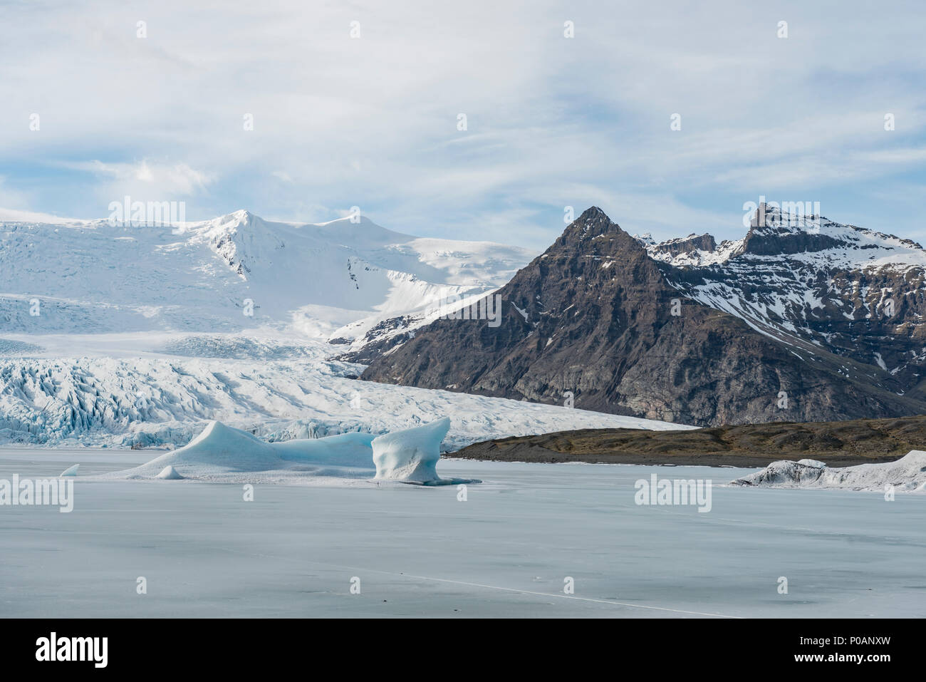 Gefrorenen Lagune mit Eisscholle, Fjallsárlón Gletscherlagune, South Island, Island Stockfoto