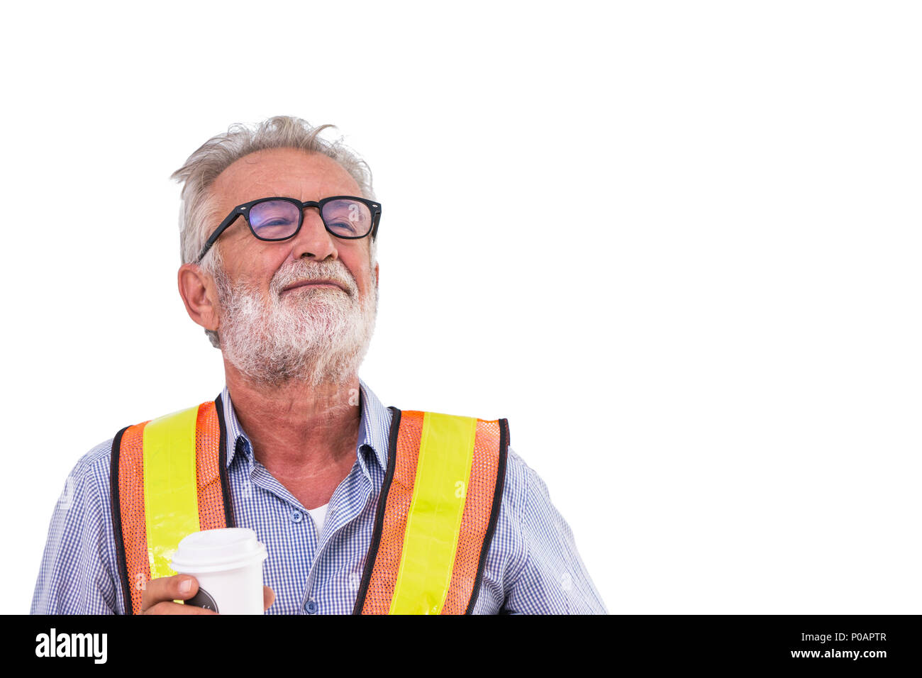 Senior alter Mann Ingenieur Mitarbeiter lächeln und die Kaffeetasse auf weißem Hintergrund Stockfoto