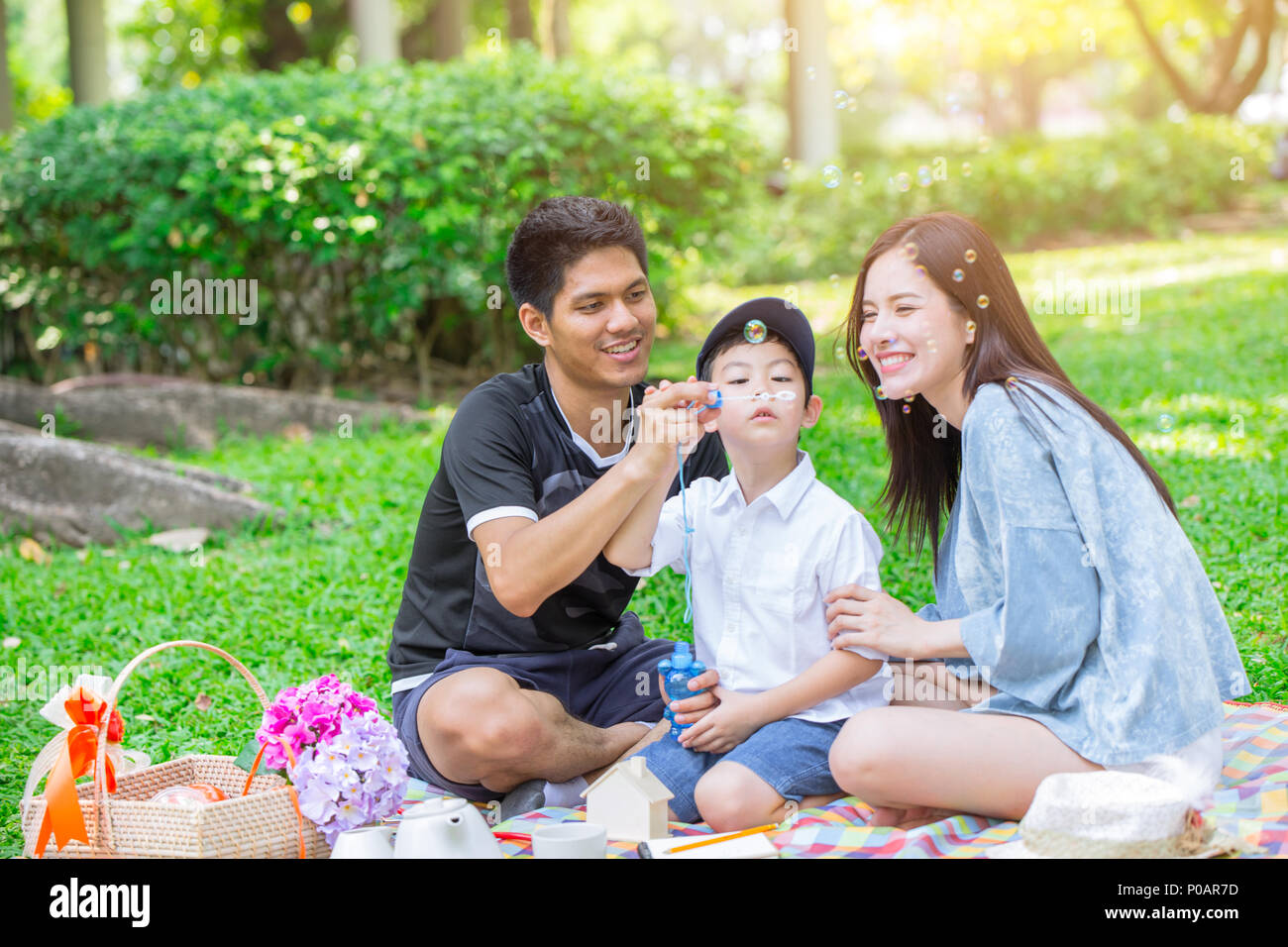 Papa Mama und Sohn genießen Sie Picknick Familie Tag Urlaub im Green Park Stockfoto