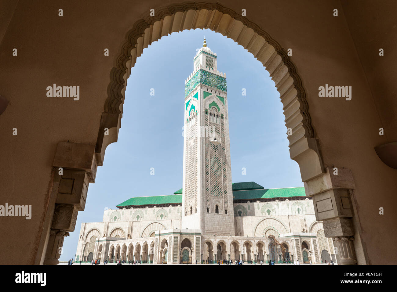 Blick von der Torbogen zu Hassan II Moschee, Grande Mosquée Hassan II., der maurischen Architektur, mit 210 m höchste Minarett der Stockfoto