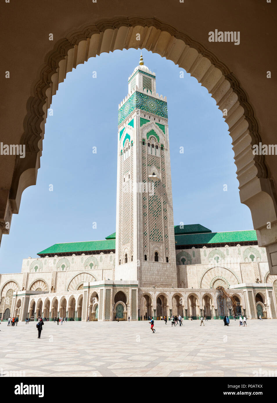 Blick von der Torbogen zu Hassan II Moschee, Grande Mosquée Hassan II., der maurischen Architektur, mit 210 m höchste Minarett der Stockfoto