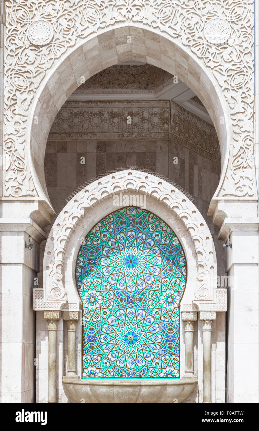 Dekoriert Außenwand, Brunnen mit Mosaik und Ornament, Hassan-II.-Moschee, die Grande Mosquée Hassan II., der maurischen Architektur Stockfoto