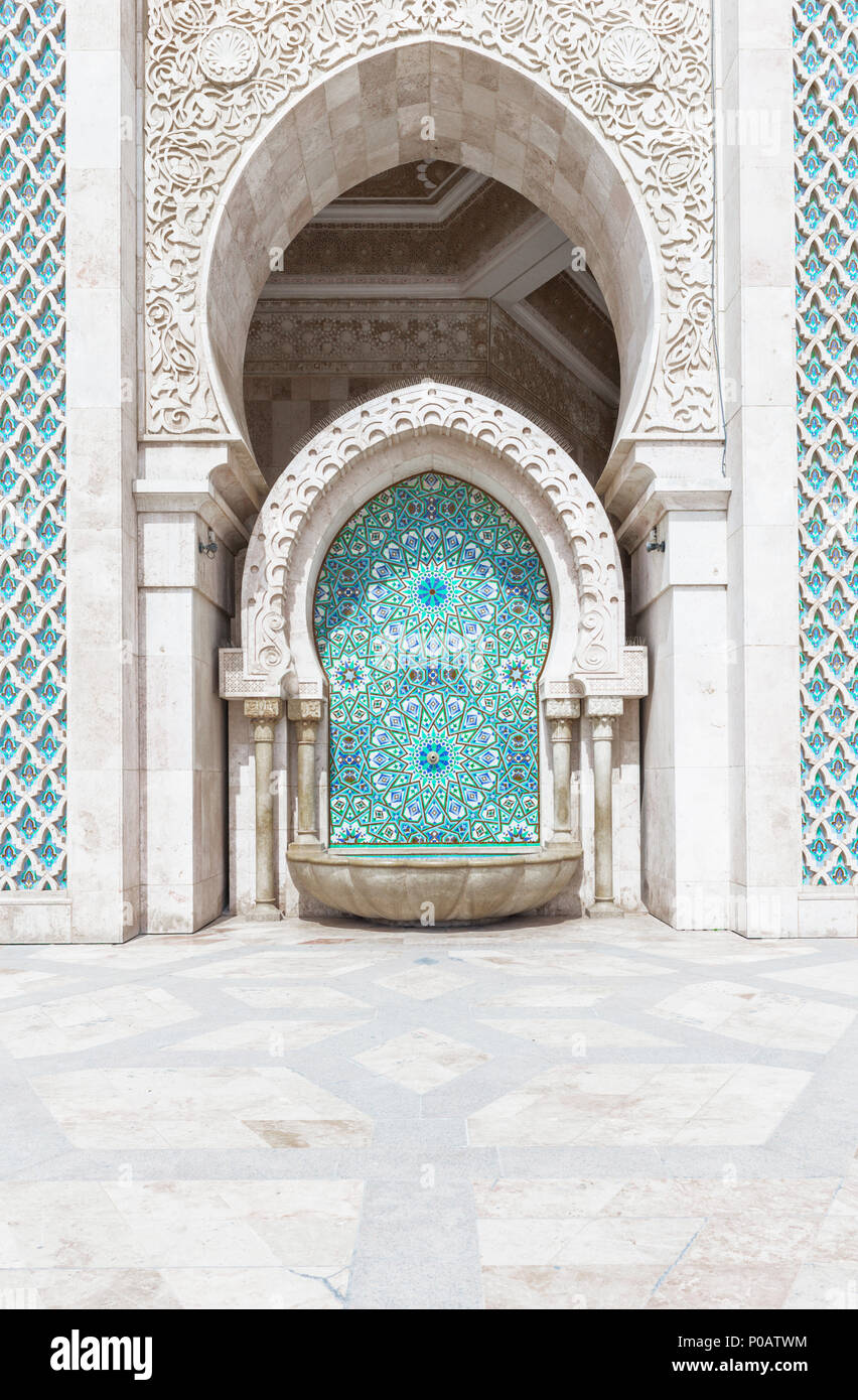 Dekoriert Außenwand, Brunnen mit Mosaik und Ornament, Hassan-II.-Moschee, die Grande Mosquée Hassan II., der maurischen Architektur Stockfoto