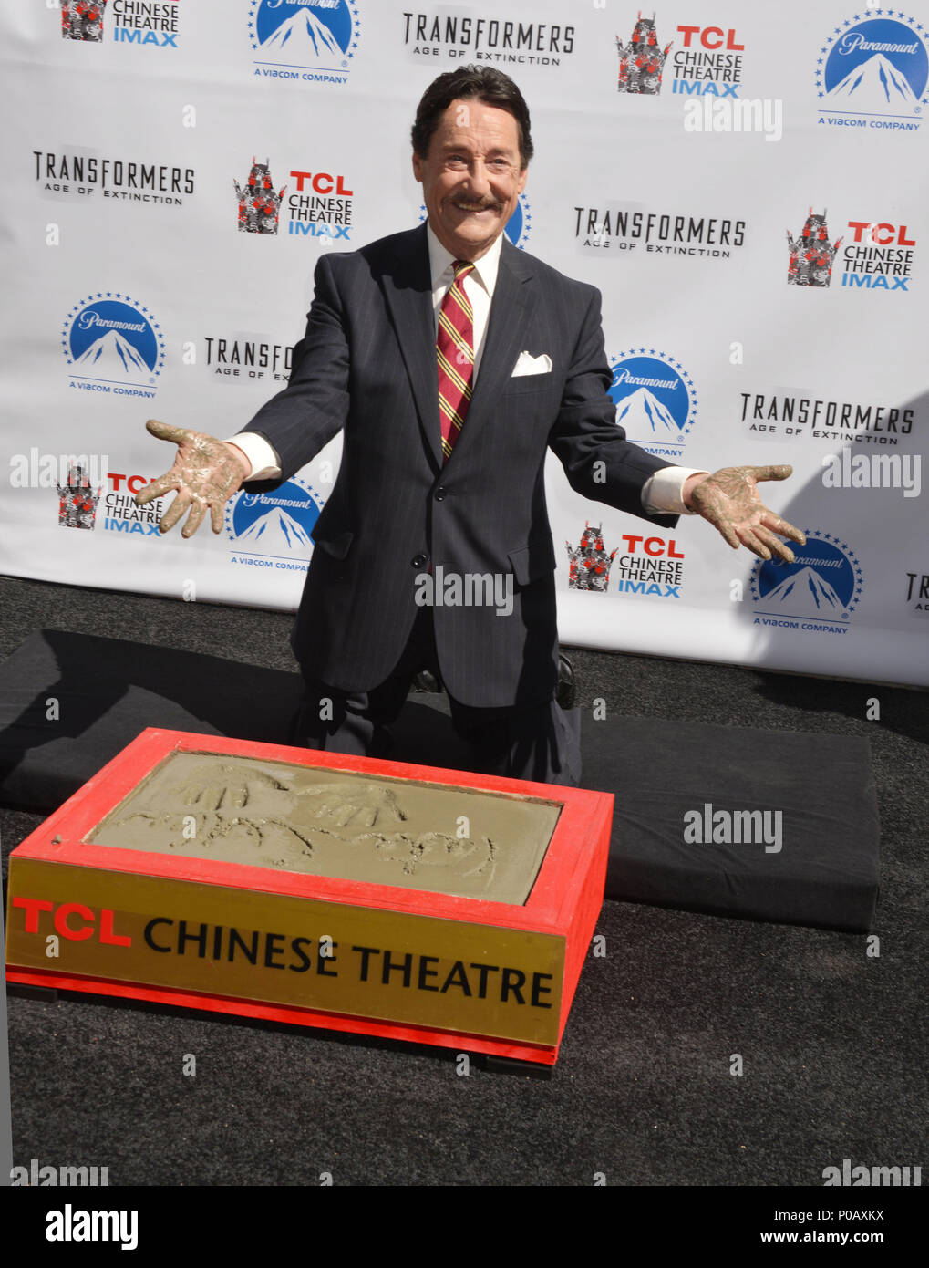 TRANSFORMERS - Optimus Prime Handprint/Footprint Zeremonie am chinesischen Theater an der TCL Chinese Theatre in Los Angeles. Peter Cullen an den Trafos Seite drucken 017 Veranstaltung in Hollywood Leben - Kalifornien, Red Carpet Event, USA, Filmindustrie, Prominente, Fotografie, Bestof, Kunst, Kultur und Unterhaltung, Topix prominente Mode, Besten, Hollywood Leben, Event in Hollywood Leben - Kalifornien, Film Stars, TV Stars, Musik, Promis, Topix, Bestof, Kunst, Kultur und Unterhaltung, Fotografie, Anfrage tsuni@Gamma-USA.com, Kredit Tsuni/USA, geehrt mit Hand- und Fußabdruck i Stockfoto