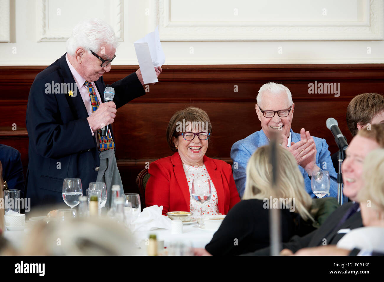 Angela Levin in den Oldie literarische Mittagessen 05.06.18; Simpsons auf der Faser Stockfoto