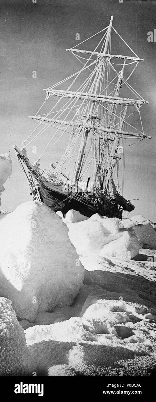 L 7806. Ca. Ende Juni 1915. James Francis Hurley 3'endurance" (1912) im Eis RMG-L 7806 Stockfoto