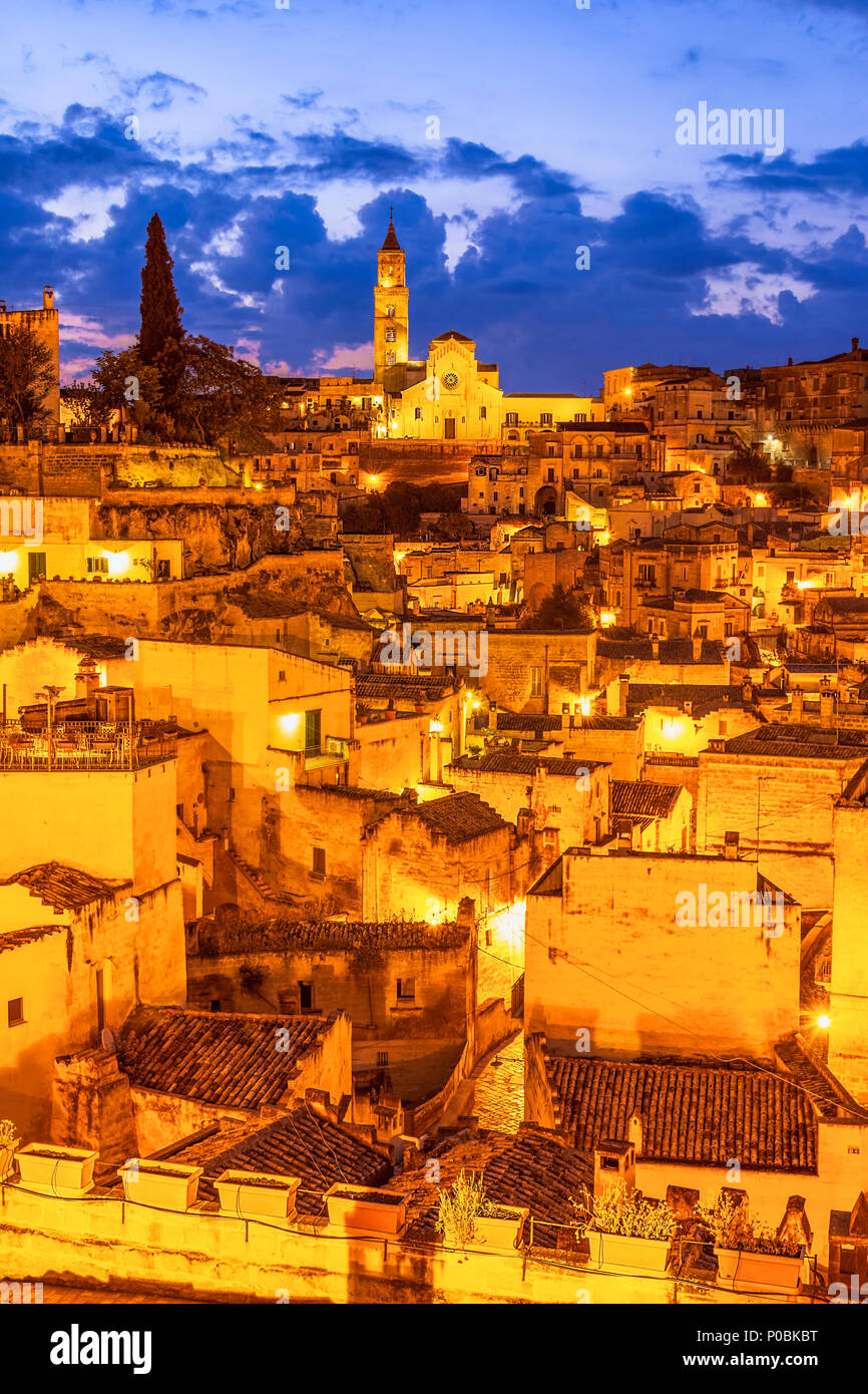 Matera, Basilikata, Italien: Nachtansicht der Altstadt - Sassi di Matera, der Europäischen Kulturhauptstadt, in der Dämmerung Stockfoto