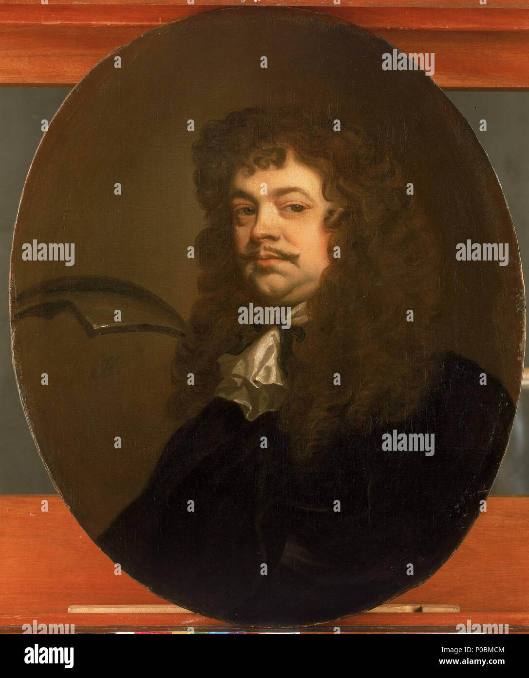 . Englisch: ein Offizier, circa 1675 Kopf und Schultern Portrait, leicht nach links, in Schwarz mit einem dunklen Braun full-Perücke aufgesessen. Der Hintergrund ist klar braun mit einem Fluke eines Ankers sich auf der linken Seite, wo es auch paraphiert' ist JG'. Eine andere Version dieses Bildes vorhanden ist. Ein Schüler von Lely, Greenhill in seinen frühen Arbeiten zeigten eine Abhängigkeit von seinem Meister, dass er später überwand. Sein früher Tod von einem betrunkenen Unfall schneiden Sie eine vielversprechende Karriere. Ein Meer Officer, circa 1675. ca. 1675. John Greenhill (1644 - 1676) Alternative Namen Greenhill; Greehill; Greenhil; Greenhall k Stockfoto