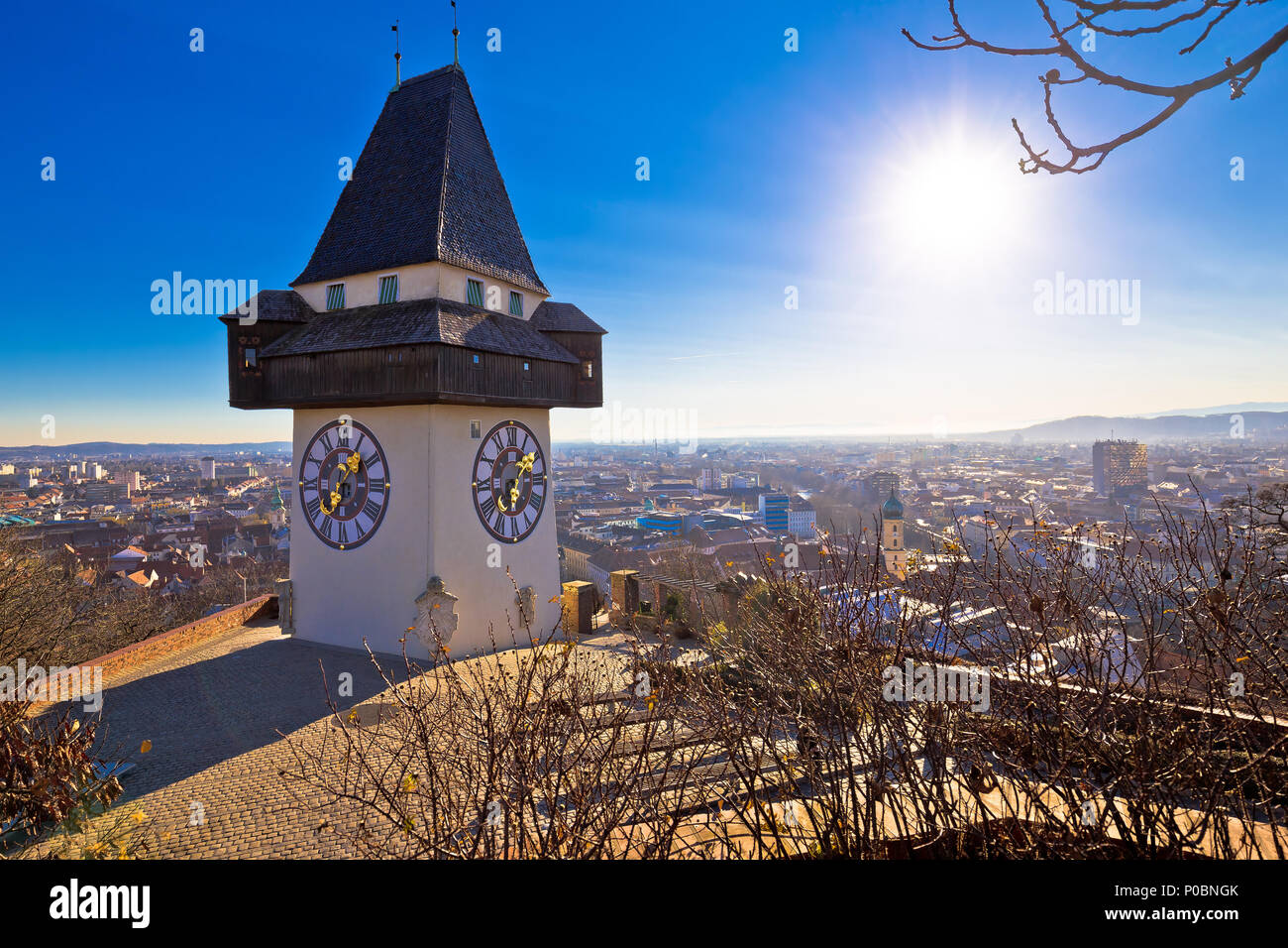 Uhrturm Wahrzeichen und Grazer Stadtbild Luftaufnahme, Steiermark in Österreich Stockfoto