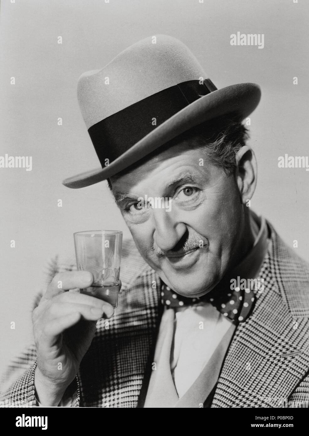 Stars: STANLEY HOLLOWAY. Stockfoto