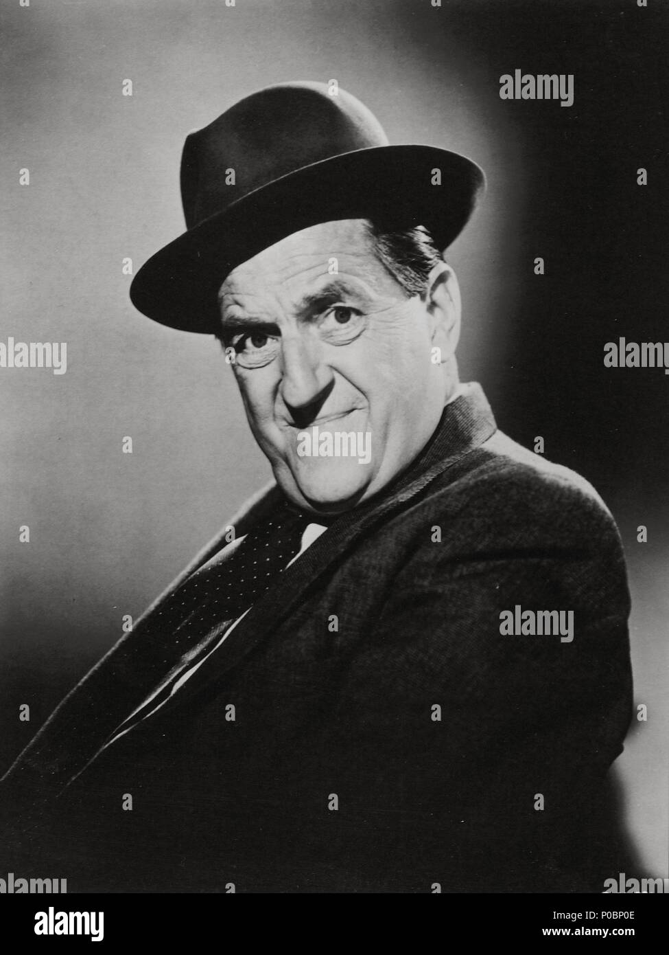 Stars: STANLEY HOLLOWAY. Stockfoto