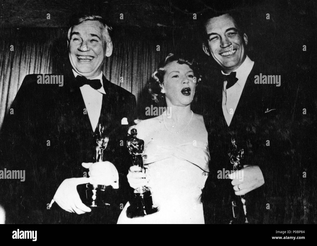 Beschreibung: Das 21. Academy Awards/1949. John Huston, beste Regie für Der Schatz der Sierra Madre". Walter Huston, bester Schauspieler in einer Nebenrolle für "Der Schatz der Sierra Madre". Claire Trevor, beste Schauspielerin in einer Nebenrolle für "Key Largo".. Jahr: 1949. Stars: John HUSTON; CLAIRE TREVOR; WALTER HUSTON. Stockfoto