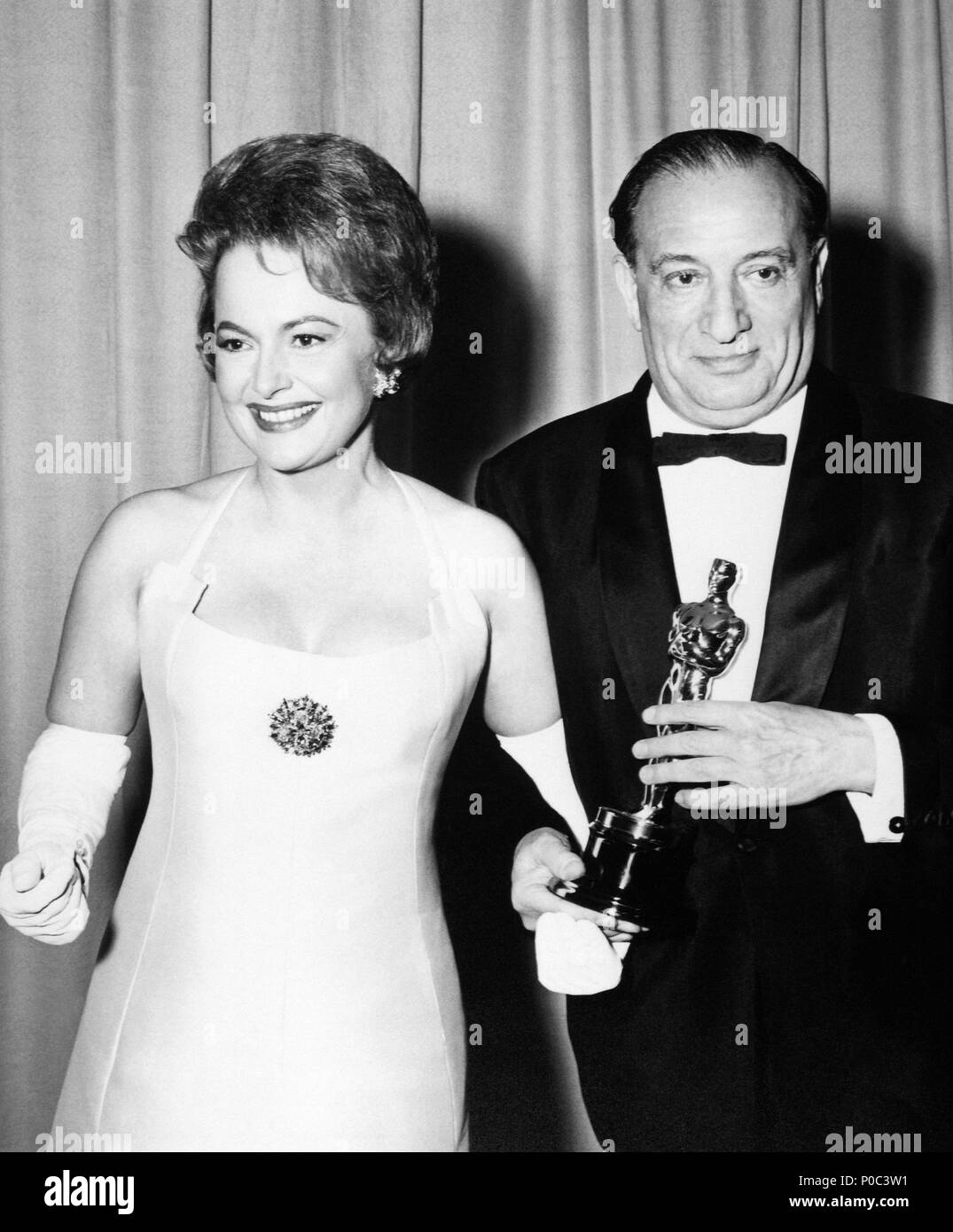 Beschreibung: 35th Academy Awards (1963). Olivia de Havilland mit dem Produzenten Sam Spiegel, der die besten motion picture Award erhält für "Lawrence von Arabien". Jahr: 1963. Stars: OLIVIA DE HAVILLAND; SAM SPIEGEL. Stockfoto