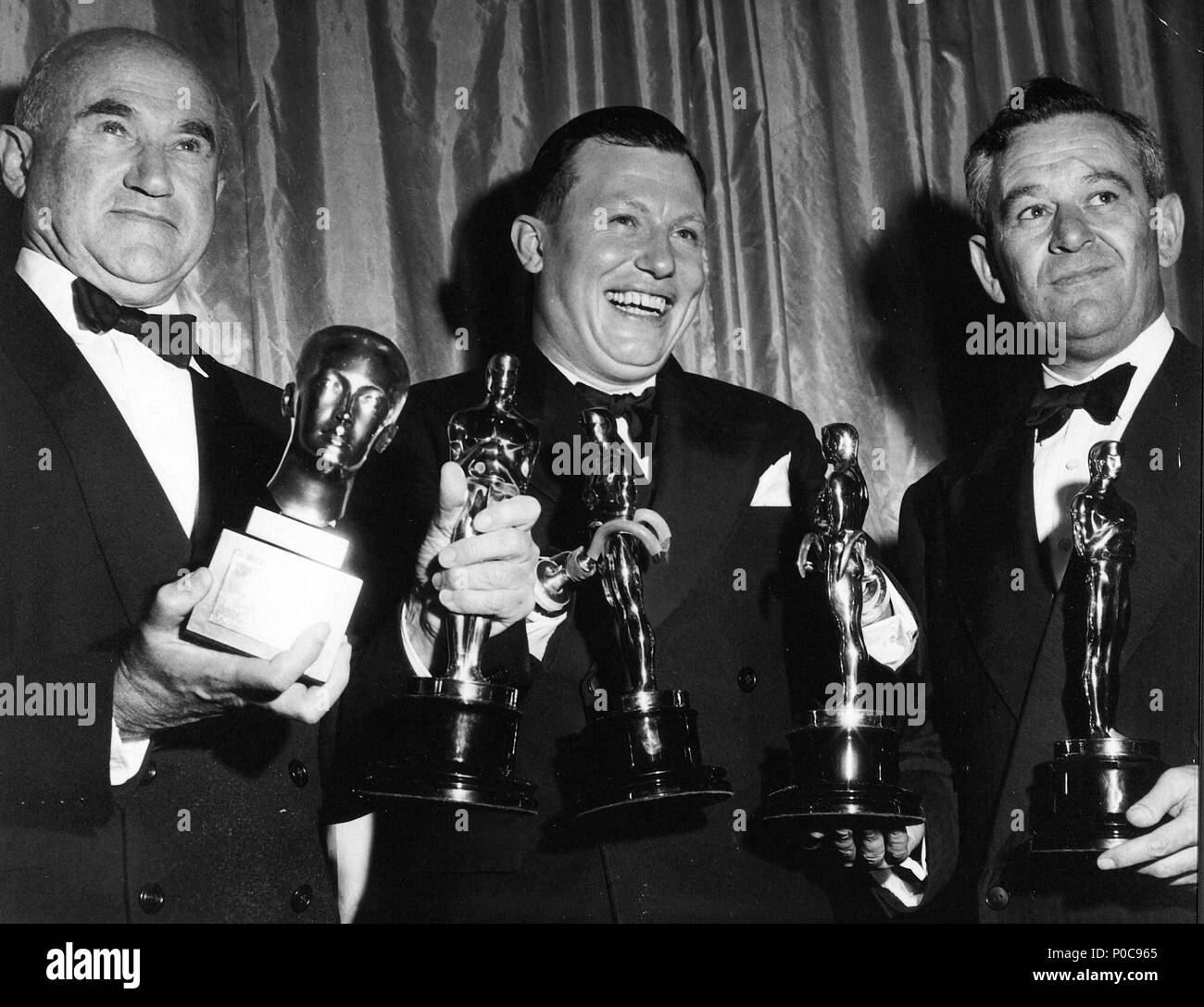 Beschreibung: Die 19. Academy Awards/1947. Harold Russell, bester Schauspieler in einer Nebenrolle für "Die besten Jahre unseres Lebens' und Besondere Auszeichnung für Hoffnung und Mut zu seinem Gefährten Veteranen durch seinen Auftritt in "Die besten Jahre unseres Lebens." William Wyler, bester Regisseur für "Die besten Jahre unseres Lebens'. Samuel Goldwyn erhält den Irving G. Thalberg Award und den best motion picture Award für "Die besten Jahre unseres Lebens'.. Jahr: 1947. Stars: WILLIAM WYLER; Samuel Goldwyn; Harold Russell. Stockfoto