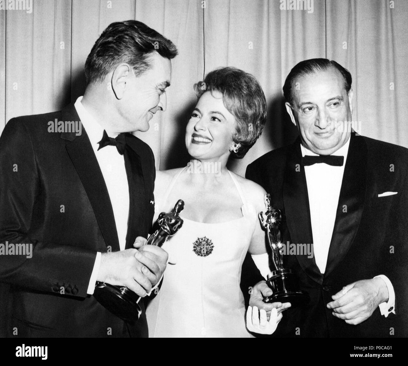 Beschreibung: Die 35th Academy Awards/1963. Olivia de Havilland mit dem Produzenten Sam Spiegel, der die besten motion picture Award erhält für "Lawrence von Arabien". David Lean, beste Regie für "Lawrence von Arabien". Jahr: 1963. Stars: OLIVIA DE HAVILLAND; David Lean; SAM SPIEGEL. Stockfoto