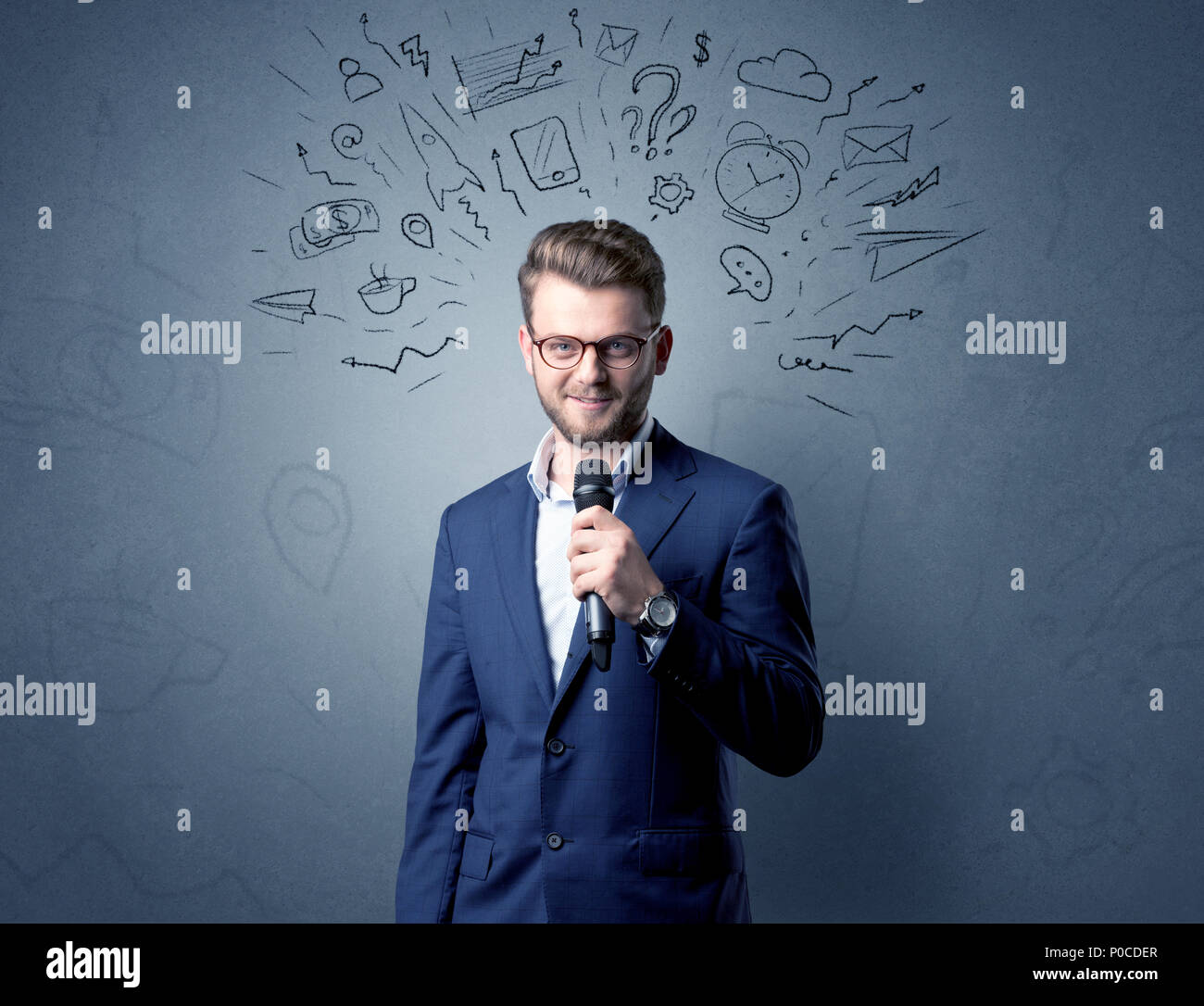 Geschäftsmann sprechen in das Mikrofon mit gemischten Doodles über seinem Kopf Stockfoto