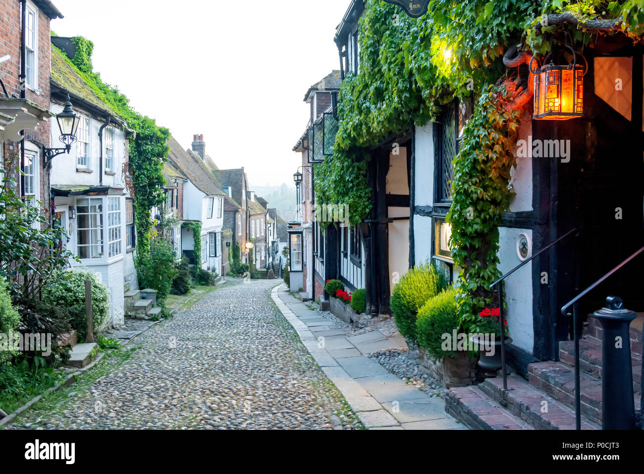 Im 12. Jahrhundert Mermaid Inn in der Dämmerung, Mermaid Street, Rye, East Sussex, England, Vereinigtes Königreich Stockfoto