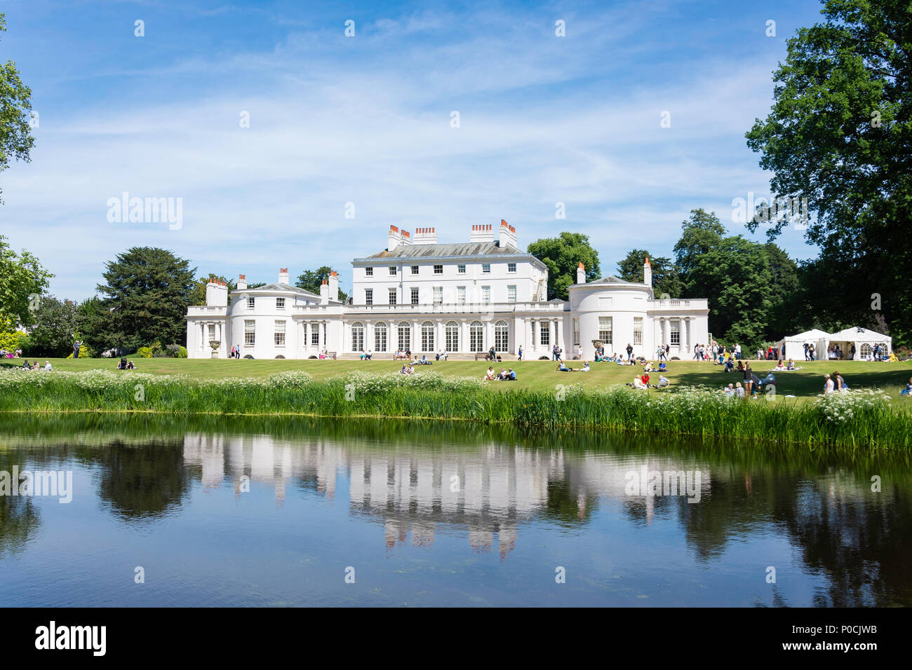 Frogmore House und Gärten über Frogmore See, Park, Windsor, Berkshire, England, Vereinigtes Königreich Stockfoto